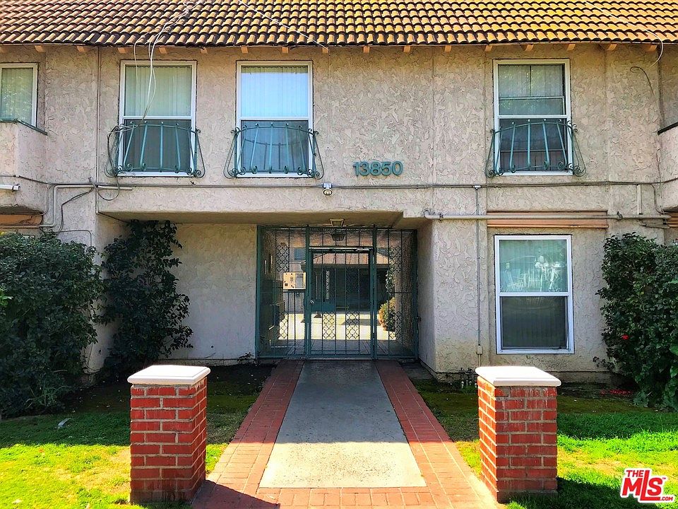 2nd image of 13850 Victory Blvd