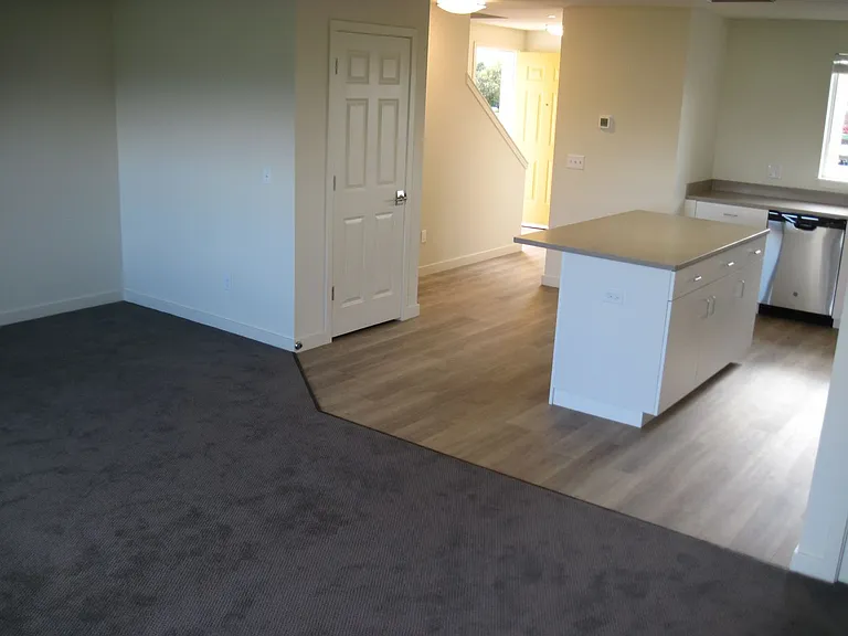 Spacious 3 Bed, 2 Bath, 1250 Square Foot Apartment with Air Conditioning. — Photo 9