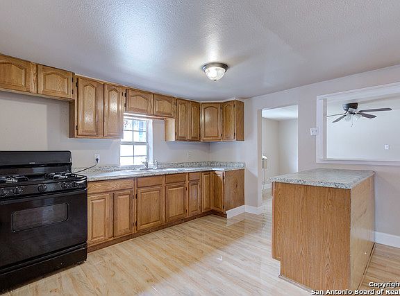 3rd image of 3411 S Laredo St