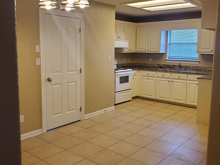 1906 Treasure Oaks Dr — Photo 1