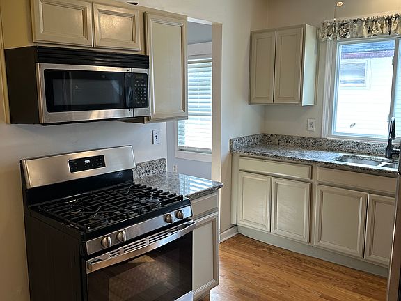 3rd image of 21721 Albion Ave