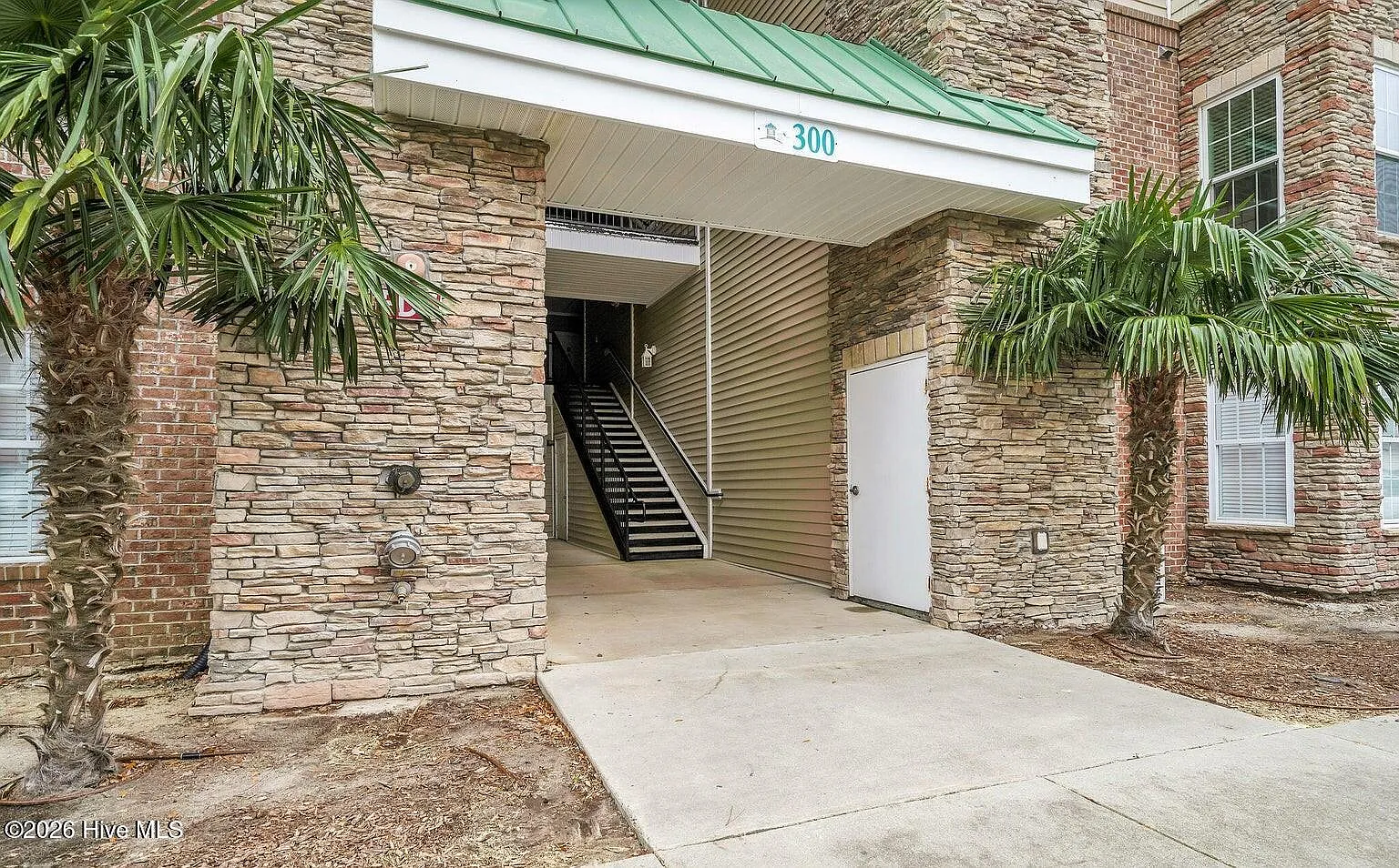 4 bed, 3.0 bath, 1700 sqft, $2,200 — Photo 1