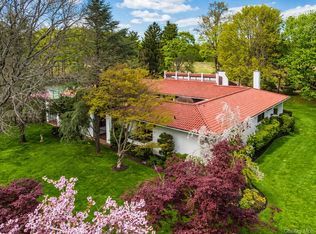 8 Plaka Ct, Glen Head, NY 11545