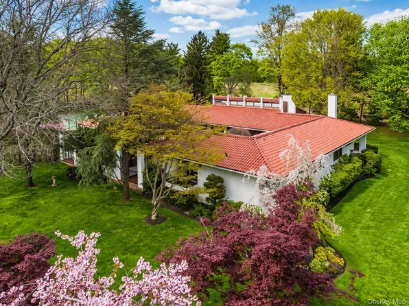 8 Plaka Ct, Glen Head, NY 11545