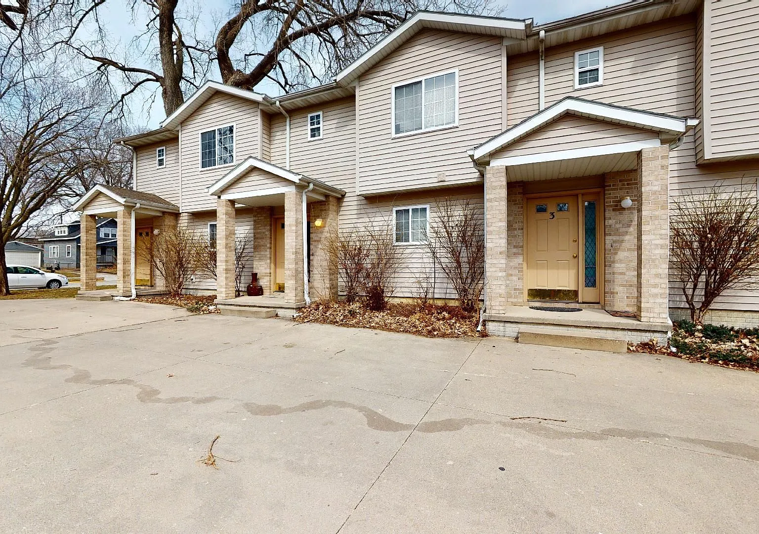 Super cute, 2 story townhome in West Ames — Photo 1