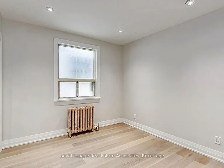 237 Lakeshore Rd E — Photo 8