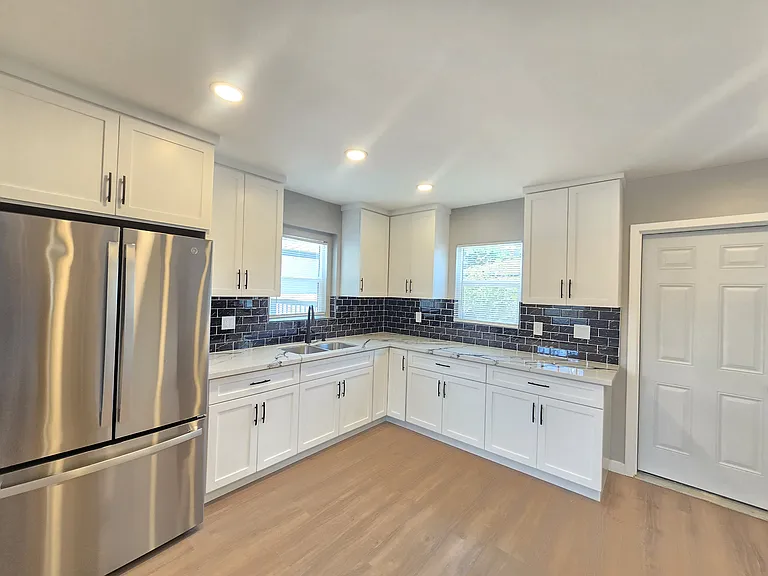 6327 California Ave — Photo 2