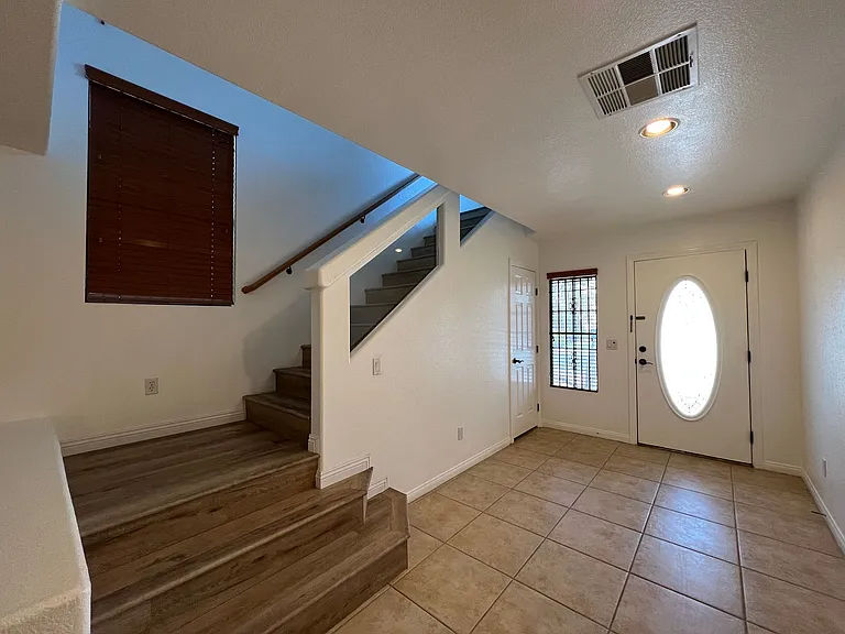 5561 Anticipation Ct — Photo 3