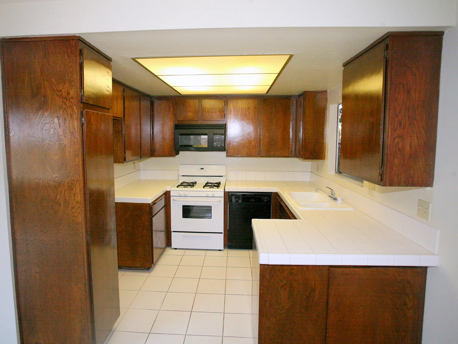 3 bed, 1500 sqft, $4,460 — Photo 3