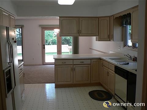 Nice bright kitchen with birch cubboards
