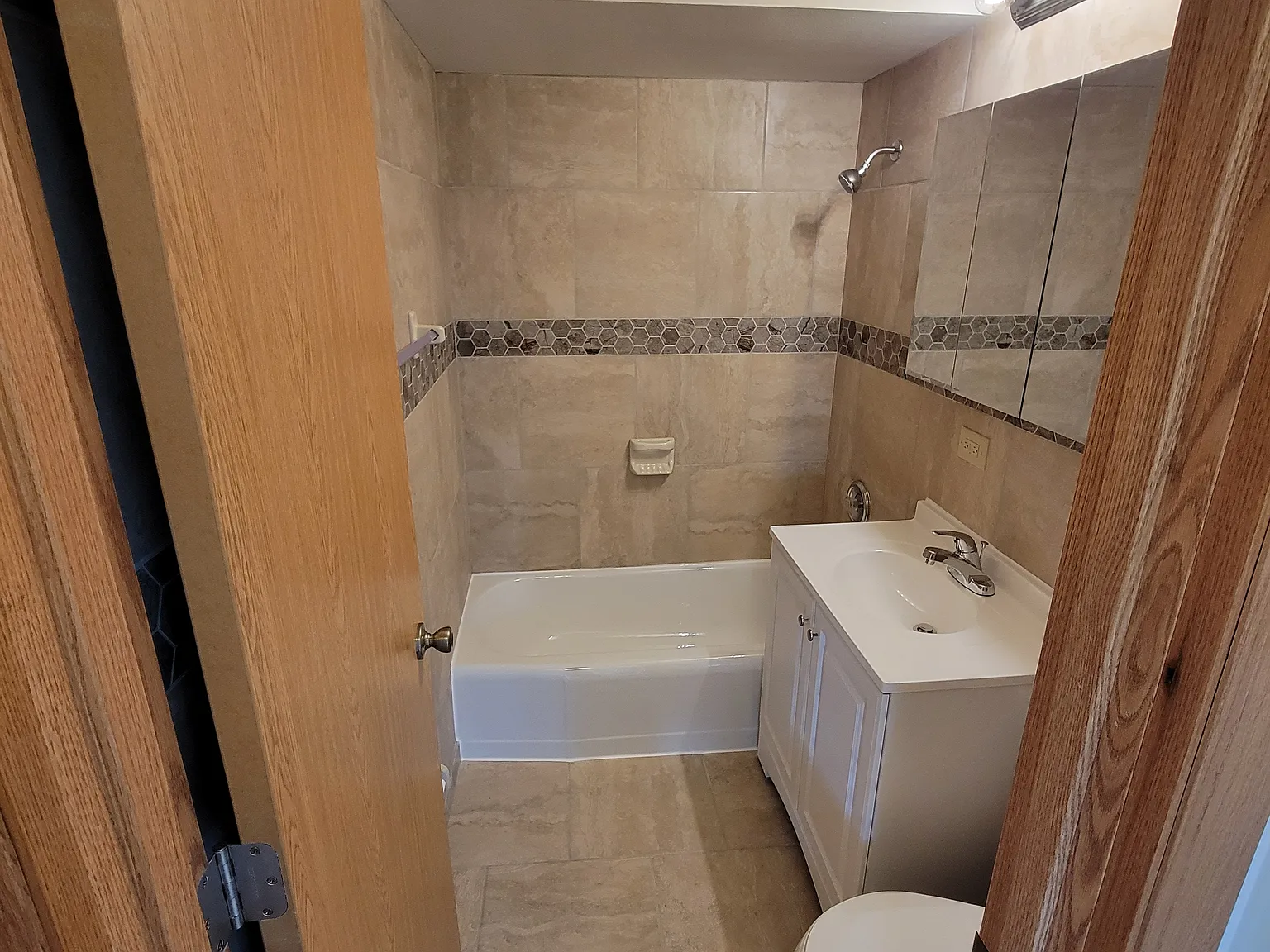 2 bed, 850 sqft, $1,600 — Photo 3