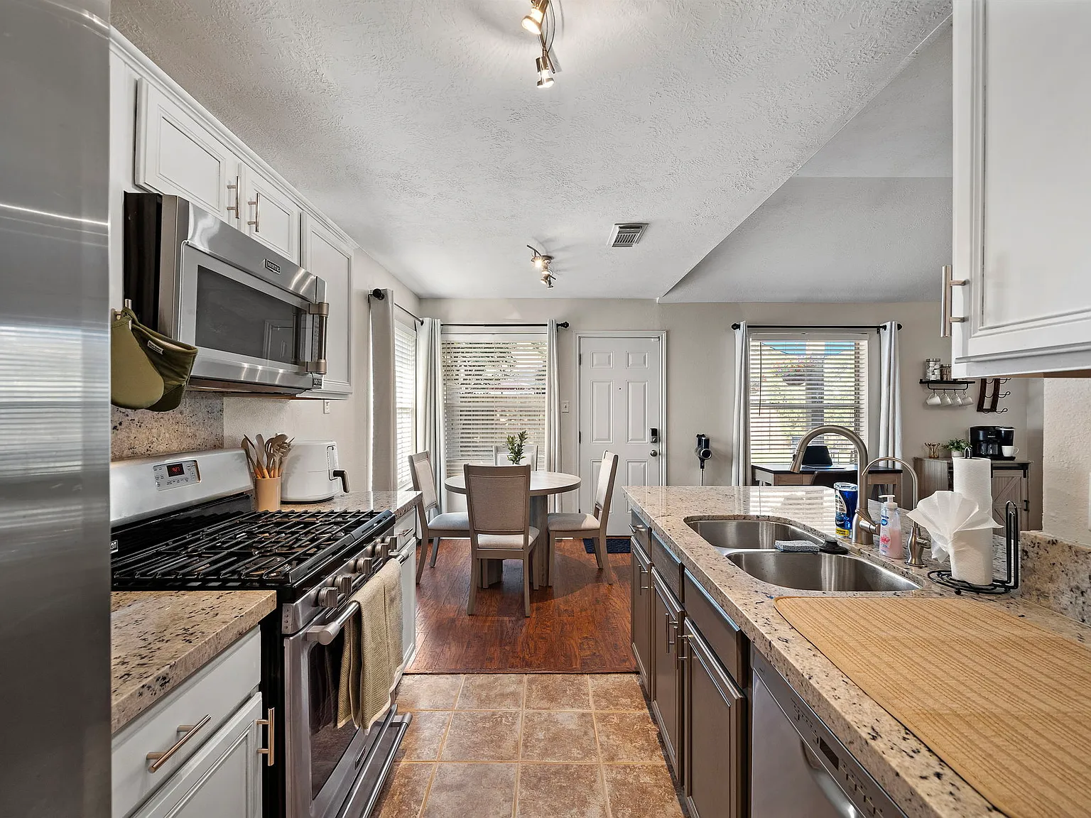 3 bed, $7,000 — Photo 2