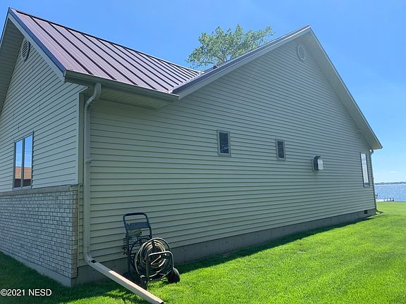 3rd image of 730 N Lake Dr