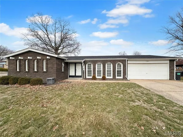 1321 Salem Dr, Belleville, IL 62221