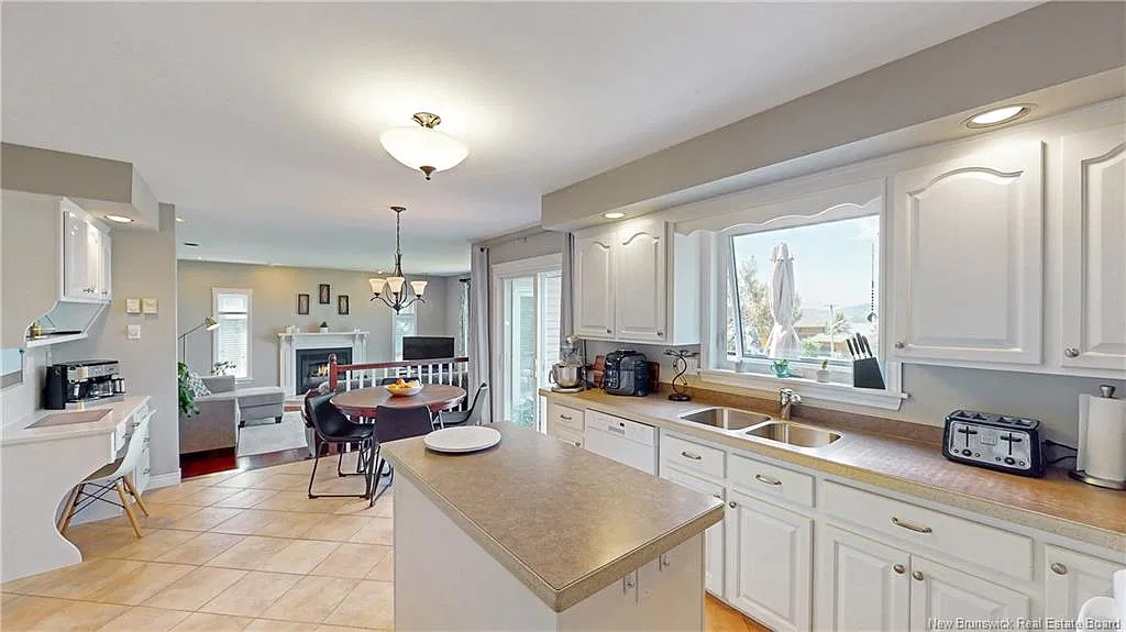 4 bed, 2.5 bath, 3080 sqft, $3,500 — Photo 3