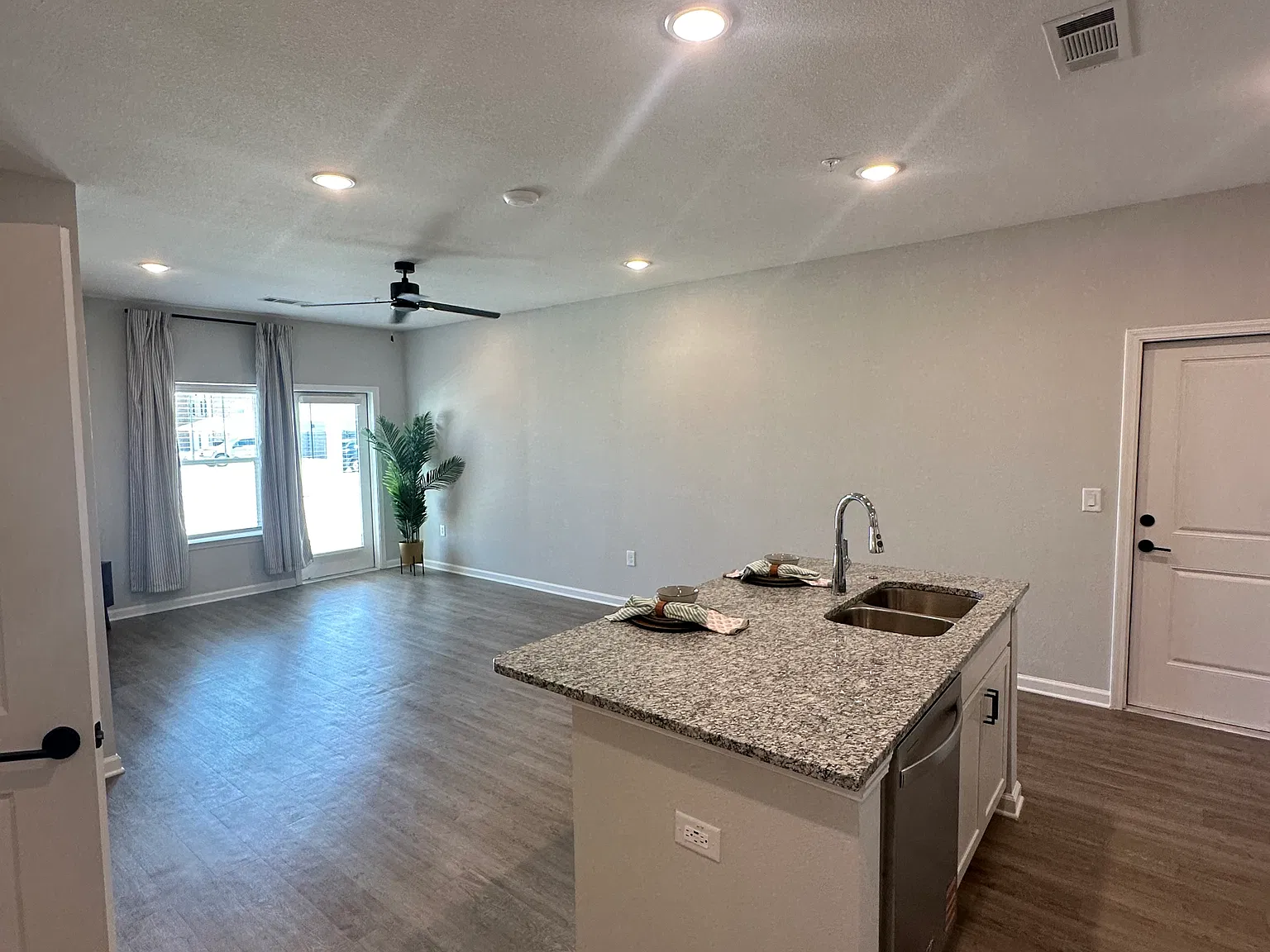 1 bed, 795 sqft, $1,099 — Photo 2