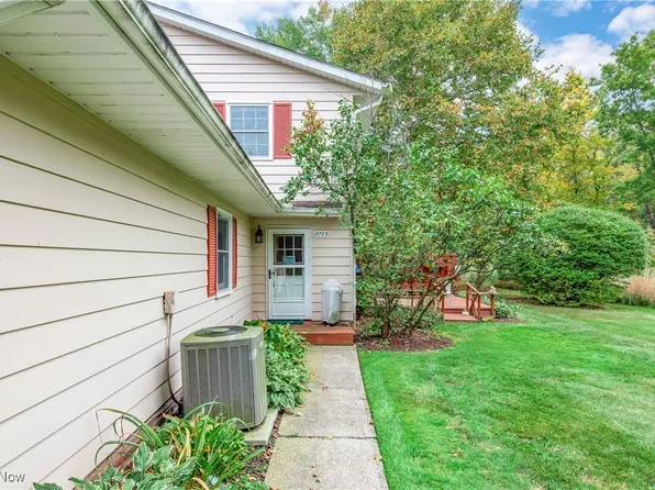8723 Fox Rest Dr, Brecksville, OH 44141