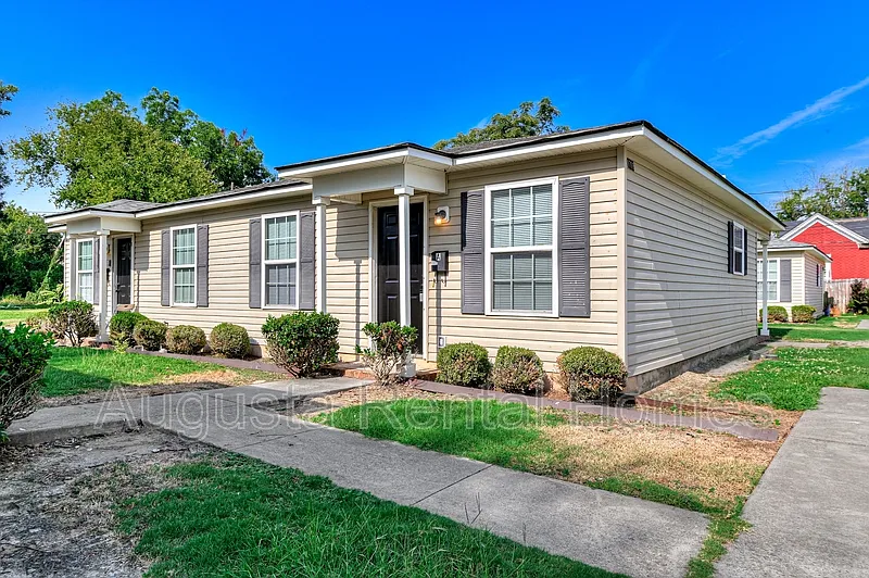 2 bed, 1.0 bath, 700 sqft, $1,100 — Photo 1