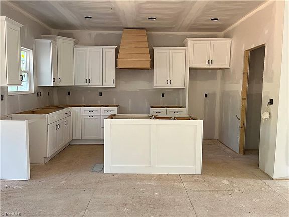 4th image of 245 Summerlyn Dr