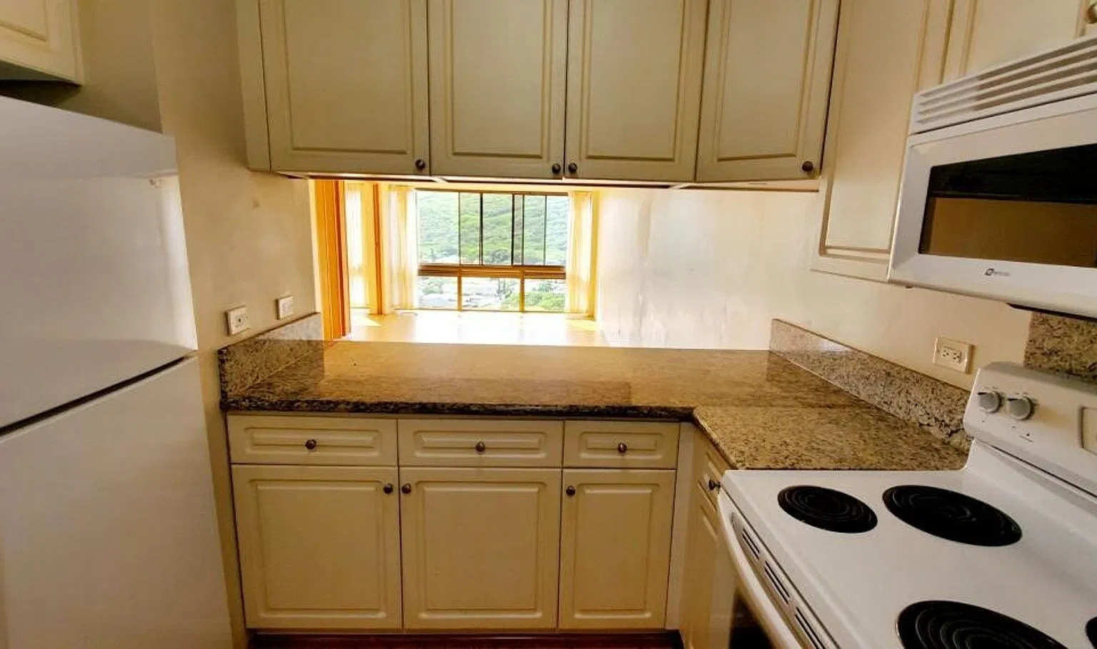 $3,100 - Mauna Luan Condo @ 521 Hahaione Street #14F- 1-bed/1-bath/1-parking — Photo 4