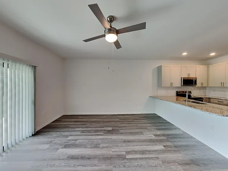 617 SE 9th St — Photo 4