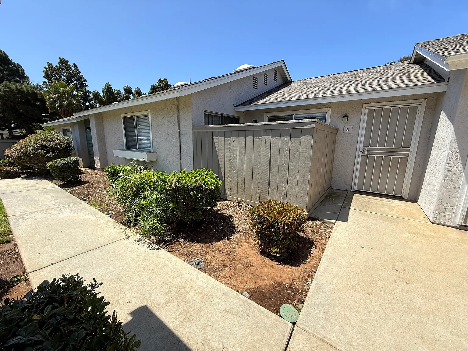 952 Pine Ave — Photo 2