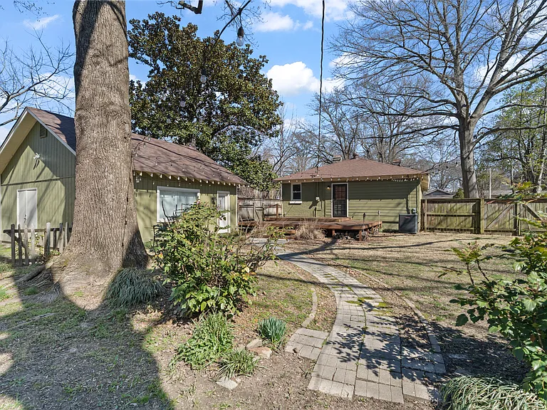 573 Alexander St — Photo 22