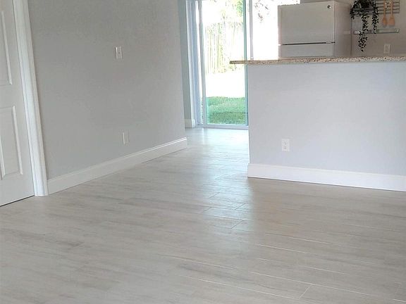 4th image of 10114 Ventura Ave