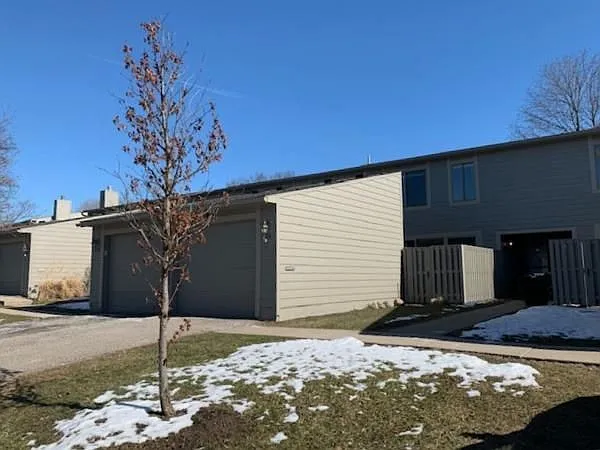 756 Watersedge Dr photo 1
