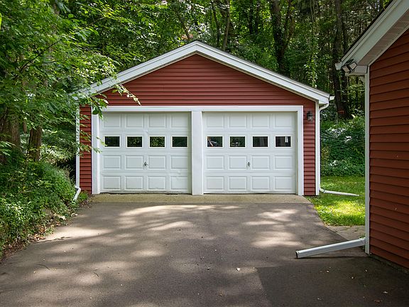 3rd image of 11 Brookfield Dr