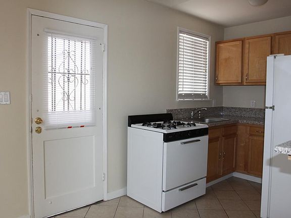 3rd image of 4322 N Lakewood Blvd