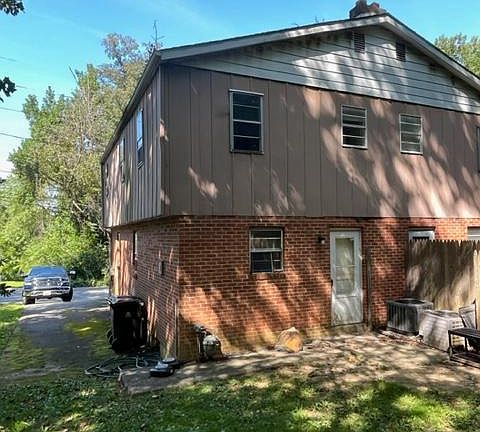 3rd image of 19 White Clay Dr