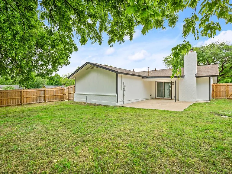 9006 Lodge Ct — Photo 2