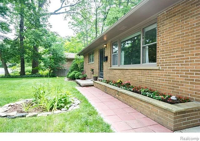 1811 Alhambra Dr — Photo 10
