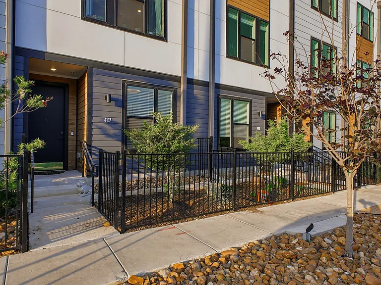 719 E Locust St #4107 — Photo 13