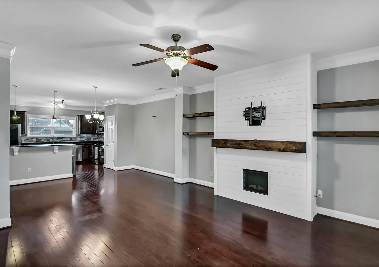 3 bedoom, 2 bath home w/ 2 car garage close to USC! — Photo 4
