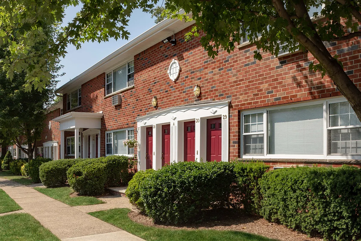 Photo 2 of 10 - Arla Apartments - Nutley, NJ Building Photo - Arla Apartments