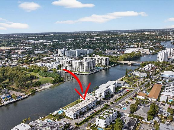 4th image of 1001 N Riverside Drive #305