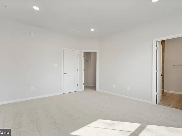 6947 Gladebrook Rd — Photo 30