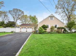 31 Dogwood Ln, Patchogue, NY 11772