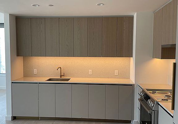 4th image of 3 Court Sq Penthouse 103