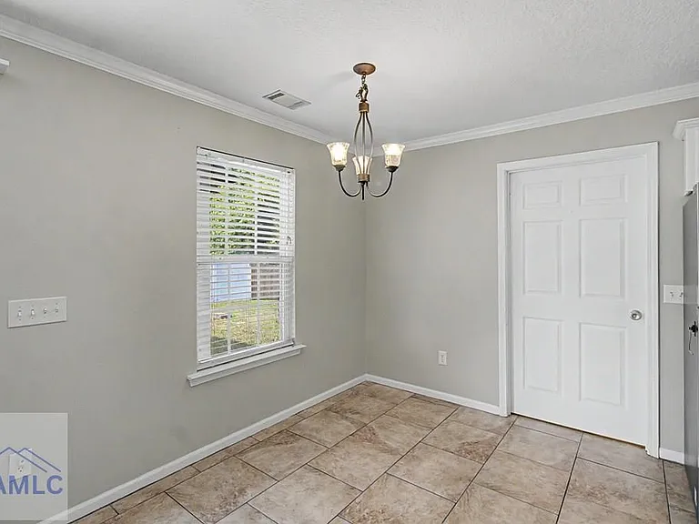 401 E Banks St — Photo 5