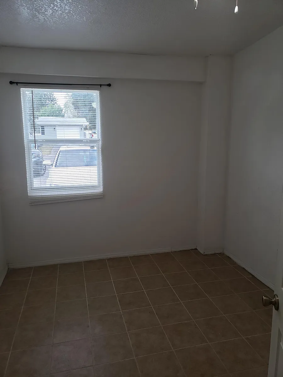 Building Photo - 2209 Diamond Dr