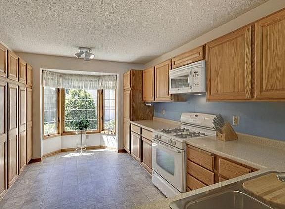 4th image of 426 Lake St E