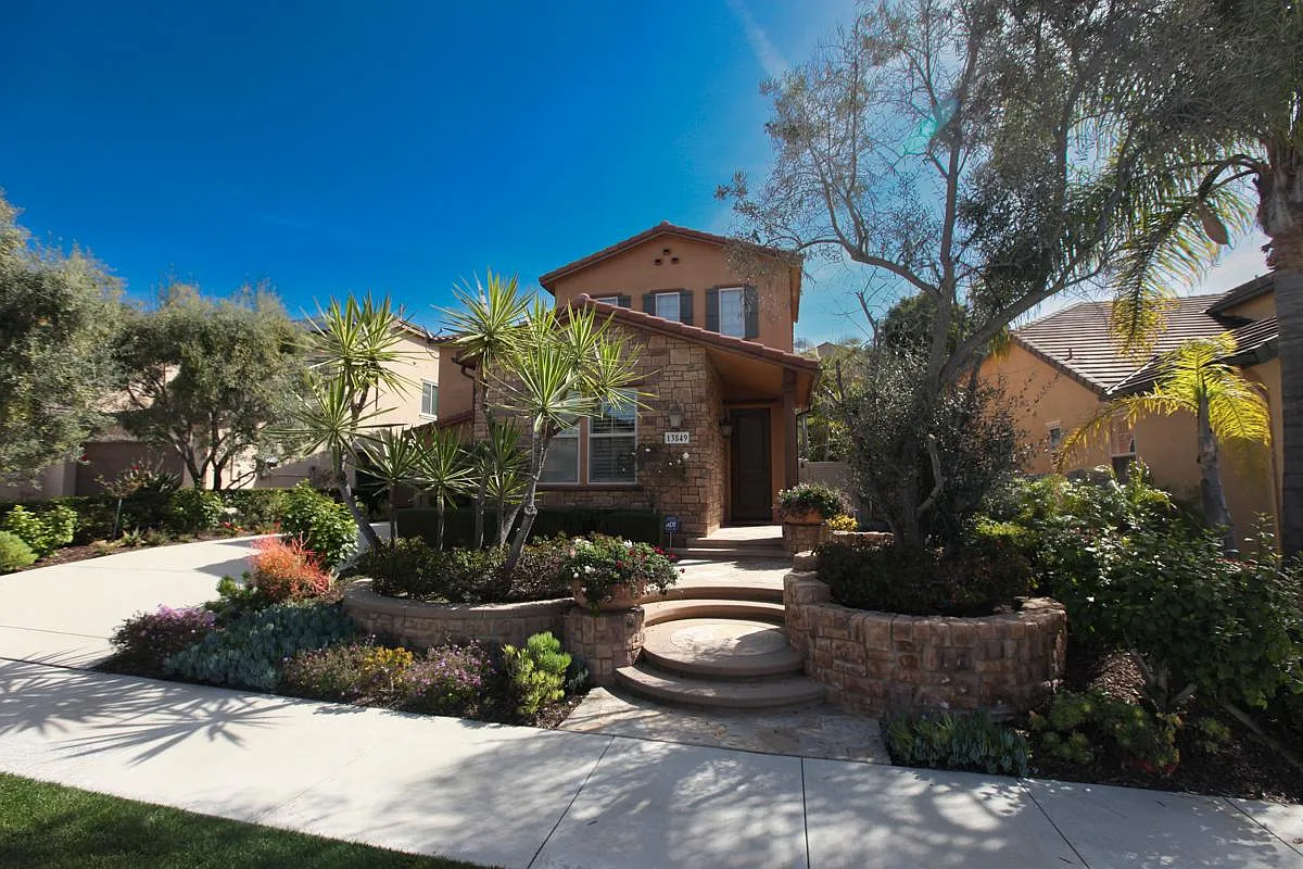 4 bed, 2828 sqft, $5,895 — Photo 3