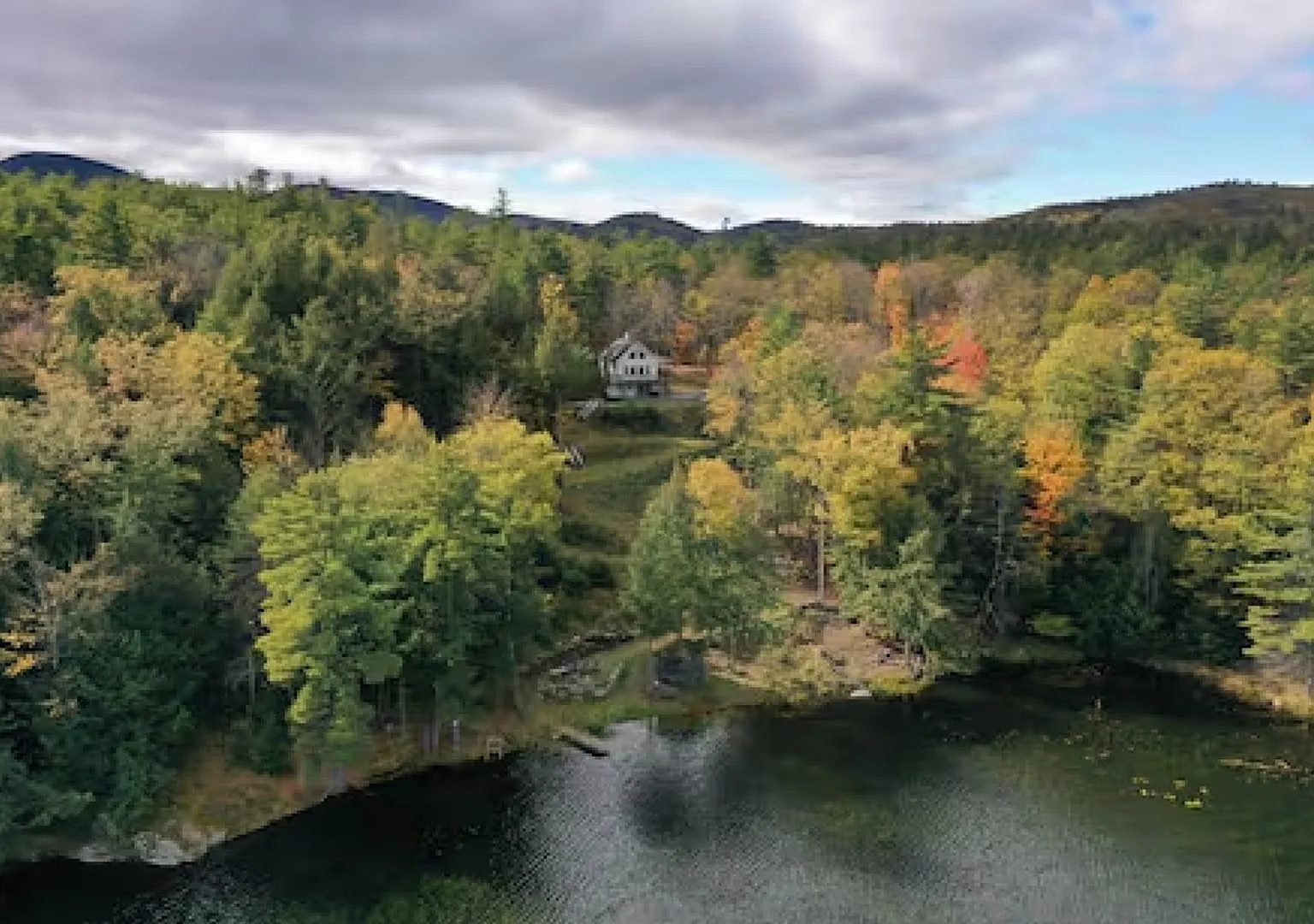 Charming 3BR House on Augur Lake 30 acre private property — Photo 2