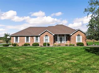 5213 White Oak Dr, Smithton, IL 62285