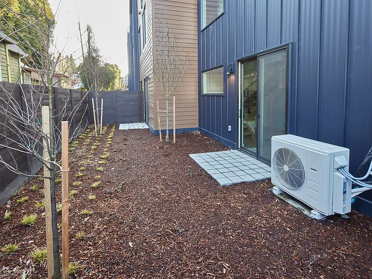 140 NE Sacramento St — Photo 23