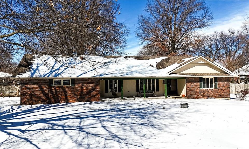 1st image of 404 SE Westwind Dr