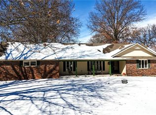 404 SE Westwind Dr, Lees Summit, MO 64063